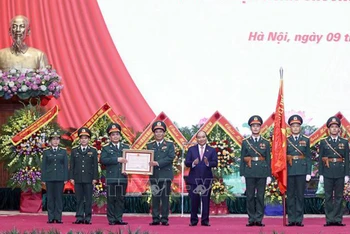 Chủ tịch nước Nguyễn Xuân Phúc trao tặng Huân chương Bảo vệ Tổ quốc hạng Ba cho Binh đoàn 11. (Ảnh: TTXVN)