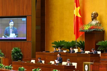 Phó Thủ tướng Thường trực Phạm Bình Minh báo cáo giải trình trước Quốc hội, ngày 9/6. Ảnh: LINH NGUYÊN KHOA