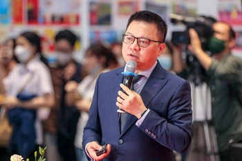 Chủ tịch Hội Nhà báo Việt Nam Lê Quốc Minh phát biểu tham luận tại Diễn đàn “Chuyển đổi số để phục vụ bạn đọc tốt hơn” trong khuôn khổ Hội báo toàn quốc năm 2022. (Ảnh: Ngô Nhung)
