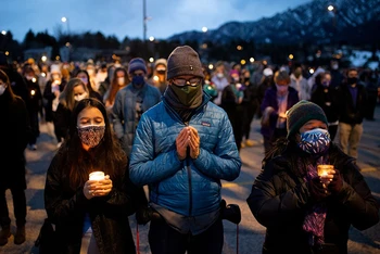 Người dân cầu nguyện cho các nạn nhân tại một vụ xả súng ở Calorado, Mỹ hồi tháng 3/2021. Ảnh: Reuters
