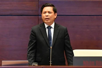 Bộ trưởng Giao thông vận tải Nguyễn Văn Thể trả lời chất vấn của đại biểu Quốc hội sáng 9/6. (Ảnh: THỦY NGUYÊN)