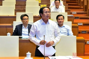 Phó Thủ tướng Lê Văn Thành báo cáo một số nội dung liên quan đến các dự án đường cao tốc. (Ảnh: NGUYÊN KHOA)