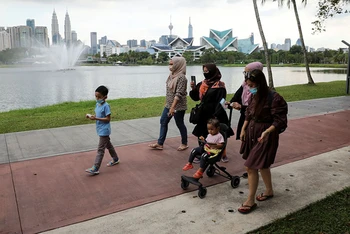 Người dân đeo khẩu trang khi đi dạo trong công viên tại Kuala Lumpur, Malaysia, tháng 9/2021. (Ảnh: Reuters)