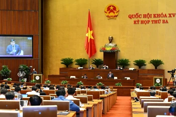Bộ trưởng Kế hoạch và Đầu tư Nguyễn Chí Dũng phát biểu tại phiên thảo luận của Quốc hội, sáng 10/6. (Ảnh: LINH NGUYÊN)