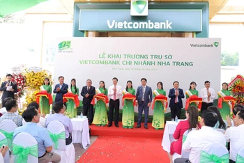 Lễ cắt băng khánh thành trụ sở hoạt động mới Vietcombank Nha Trang.