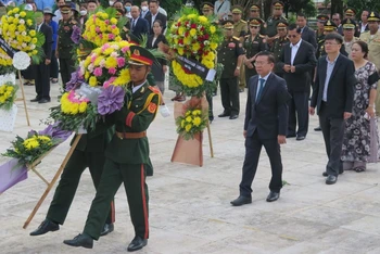 Đại diện lãnh đạo tỉnh Kon Tum dâng hoa tại buổi lễ.
