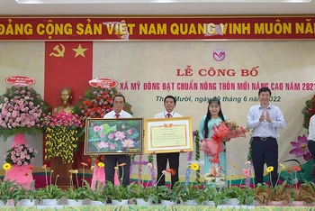 Chủ tịch UBND tỉnh Đồng Tháp Phạm Thiện Nghĩa trao quyết định công nhận xã Mỹ Đông đạt chuẩn nông thôn mới nâng cao.