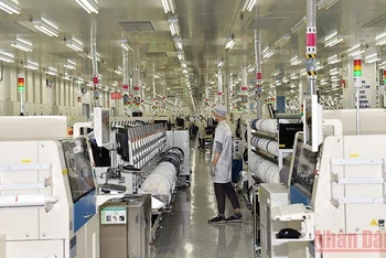 Dây chuyền sản xuất linh kiện điện tử ở Công ty TNHH Samsung Electronics Thái Nguyên. (Ảnh: NHẬT BẮC)