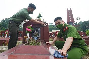 Cán bộ, chiến sĩ trẻ lực lượng công an Thủ đô thắp hương, chỉnh trang mộ liệt sĩ trong khuôn khổ Chiến dịch.