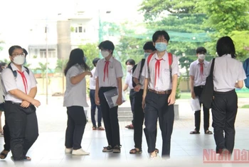 Các thí sinh đến điểm thi tại Trường THPT Phan Châu Trinh từ rất sớm.