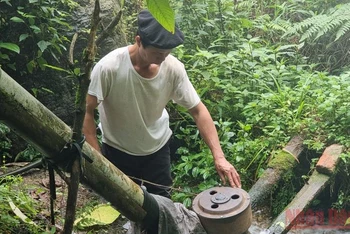 Ông Lý Văn Toàn, thôn Xà Phìn, xã Phương Tiến, huyện Vị Xuyên (Hà Giang) sửa thiết bị điện nước mini của gia đình.