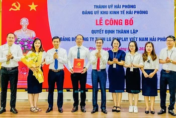 Trao quyết định thành lập Đảng bộ Công ty trách nhiệm hữu hạn LG Display Việt Nam Hải Phòng.