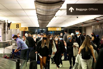 Hành khách đeo khẩu trang khi tới sân bay tại TP Denver, bang Colorado, tháng 11/2020. (Ảnh: Reuters)