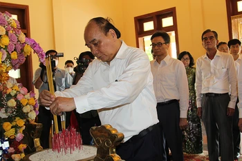 Chủ tịch nước Nguyễn Xuân Phúc dâng hương tưởng nhớ cố Thủ tướng Võ Văn Kiệt. 