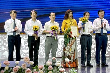 Lãnh đạo tỉnh Hải Dương trao giải Đặc biệt tới nhóm tác giả Báo điện tử Đảng Cộng sản Việt Nam.