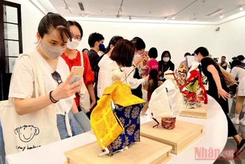 Rất đông các bạn trẻ Thủ đô đến tham quan triển lãm búp bê Nhật Bản.