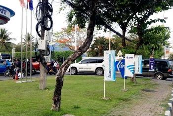 Cảnh xếp hàng mua xăng dầu kéo dài ra tận ven đường tại một cây xăng ở Thủ đô Vientiane, trong khi đa số cây xăng đều đóng cửa. (Ảnh: XUÂN TÙNG)