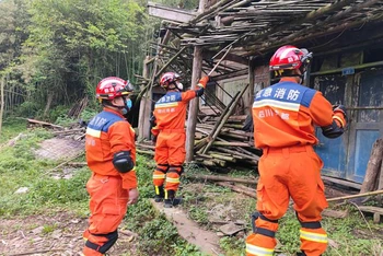 Nhân viên cứu hộ kiểm tra các ngôi nhà bị hư hại sau trận động đất mạnh 6,1 độ tại Yaan, tỉnh Tứ Xuyên, Trung Quốc, ngày 2/6/2022. (Ảnh: AFP/TTXVN)