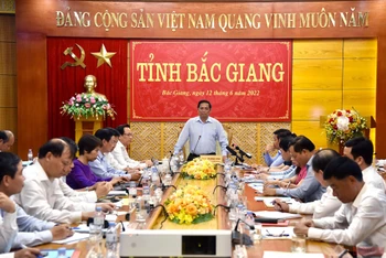 Thủ tướng Phạm Minh Chính kết luận buổi làm việc với lãnh đạo chủ chốt tỉnh Bắc Giang. (Ảnh: TRẦN HẢI)