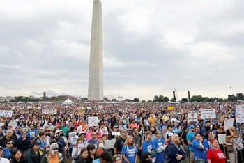 Người dân Mỹ tuần hành kêu gọi ngăn chặn bạo lực súng đạn tại quảng trường National Mall ở Thủ đô Washington, ngày 11/6/2022. (Ảnh: Reuters)