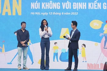 Từ trái qua: Nhà văn, nhà báo Hoàng Anh Tú và Hoa hậu H’hen Niê chia sẻ ý kiến về bình đẳng giới tại buổi lễ.