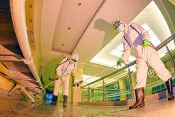 Nhân viên y tế Triều Tiên tiến hành phun khử khuẩn. (Ảnh: KCNA)