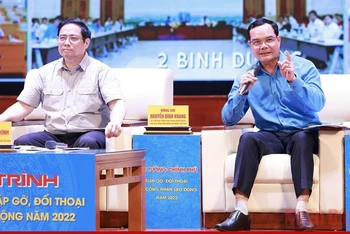 Chủ tịch Tổng Liên đoàn Lao động Việt Nam Nguyễn Đình Khang tham gia trả lời câu hỏi của công nhân, lao động về vấn đề nhà ở.