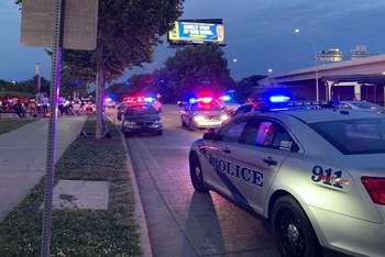 Xe cảnh sát gần hiện trường vụ nổ súng tại Louisville, bang Kentucky, Mỹ. (Ảnh: WDRB)