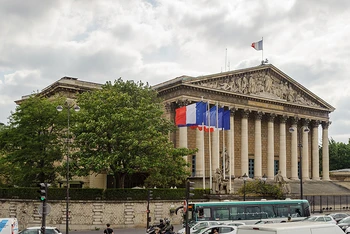 Hạ Viện Pháp có hai chức năng chính là lập pháp và giám sát hoạt động của Chính phủ.