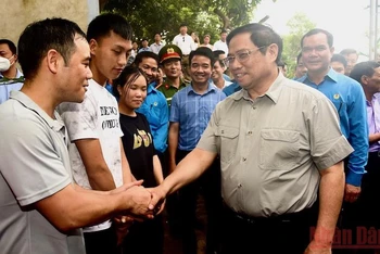 Thủ tướng Phạm Minh Chính thăm công nhân tại Bắc Giang. (Ảnh: Trần Hải)