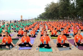 Biểu diễn Yoga tại bãi biển Đồi Dương, thành phố Phan Thiết nhân Ngày Quốc tế Yoga tại Bình Thuận năm 2022. (Ảnh: Nguyễn Thanh/TTXVN)