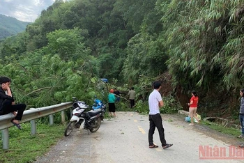 Sạt lở đất trên quốc lộ 34, đoạn qua xã Hưng Đạo, huyện Bảo Lạc, tỉnh Cao Bằng.