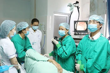 Bệnh viện đa khoa Trung ương Cần Thơ trực tiếp hướng dẫn, chuyển giao kỹ thuật nội soi tiêu hóa cho Bệnh viện đa khoa tỉnh Hậu Giang.