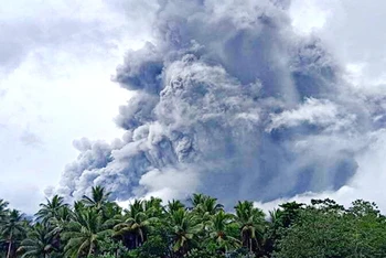 Núi lửa Bulusan phun tro bụi. (Ảnh: BICOL EXPRESS NEWS)