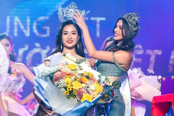 Đương kim Miss Eco International Kathleen Paton trao giải Người đẹp Môi trường cho Nguyễn Thanh Hà. (Ảnh: Ban tổ chức)