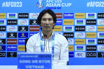Huấn luyện viên Gong Oh Kyun.