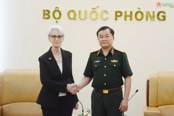 Thượng tướng Hoàng Xuân Chiến trao đổi với bà Wendy Sherman. (Ảnh: qdnd.vn)
