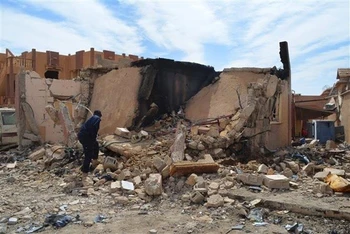 Nhà bị phá hủy trong một vụ tấn công do các phần tử cực đoan tiến hành tại Mali. (Ảnh: AFP/TTXVN)