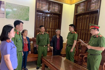 Công an Sơn La thi hành quyết định khởi tố vụ án, khởi tố bị can và lệnh bắt tạm giam đối với ông Bùi Mạnh Hùng.