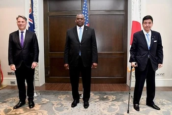 Từ trái sang: Phó Thủ tướng kiêm Bộ trưởng Quốc phòng Australia Richard Marles, Bộ trưởng Quốc phòng Mỹ Lloyd Austin và Bộ trưởng Quốc phòng Nhật Bản Kishi Nobuo. (Ảnh: The Jiji Press/vov.vn)
