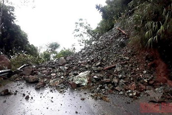 Sạt lở đất đá gây ách tắc cục bộ Quốc lộ 70, tại khu vực xã Thượng Hà (Bảo Yên).