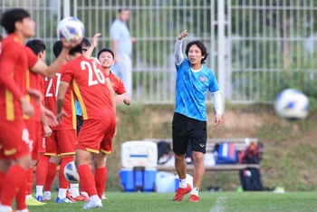 HLV Gong Oh-kyun tiếp tục dẫn dắt U23 Việt Nam, ít nhất là tới khi hết hạn hợp đồng vào tháng 3/2023. (Ảnh: VFF)