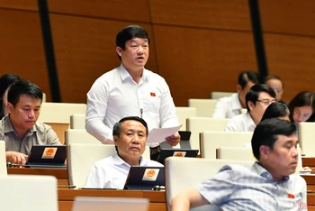 Đại biểu Lương Văn Hùng (Quảng Ngãi) phát biểu tại phiên thảo luận của Quốc hội về dự án Luật Thực hiện dân chủ ở cơ sở, sáng 14/6. (Ảnh: LINH NGUYÊN)