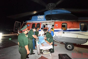 Bệnh nhân được đưa vào đất liền trong đêm 13/6. (Ảnh bệnh viện cung cấp)