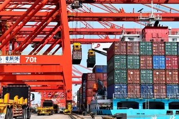 Bốc dỡ hàng hóa tại cảng Nhật Chiếu, tỉnh Sơn Đông, Trung Quốc. (Ảnh minh họa)