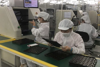 Công nhân ở nhà máy của Công ty CrucialTec, khu công nghiệp Yên Phong, tỉnh Bắc Ninh (Ảnh minh họa: Thái Sơn).