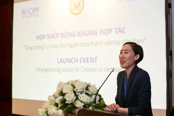Bà Park Mihyung - Trưởng phái đoàn Tổ chức Di cư Quốc tế tại Việt Nam phát biểu tại buổi họp. 