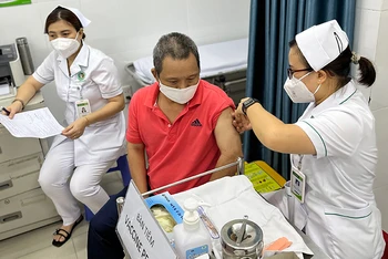 Tiêm vaccine nhắc lại phòng Covid-19 tại Bệnh viện Lê Văn Thịnh, thành phố Thủ Đức, sáng 14/6.