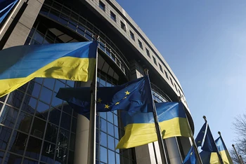 Cờ EU và Ukraine trước tòa nhà Nghị viện châu Âu tại Bỉ, ngày 28/2/2022. (Ảnh: Reuters)