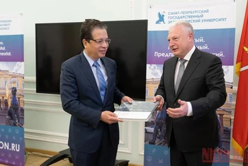 Đại sứ Đặng Minh Khôi và Hiệu trưởng Igor Maksimtsev.